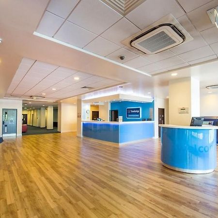 Mercure London Gatwick Airport Хорли Экстерьер фото